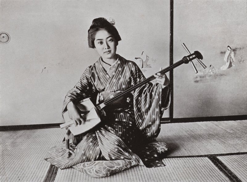 Eine Geisha spielt die Samisen (s/w Foto) von Herbert Ponting