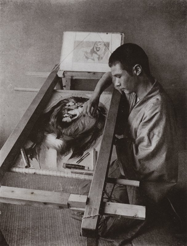 Die Stickerin (s/w Foto) von Herbert Ponting