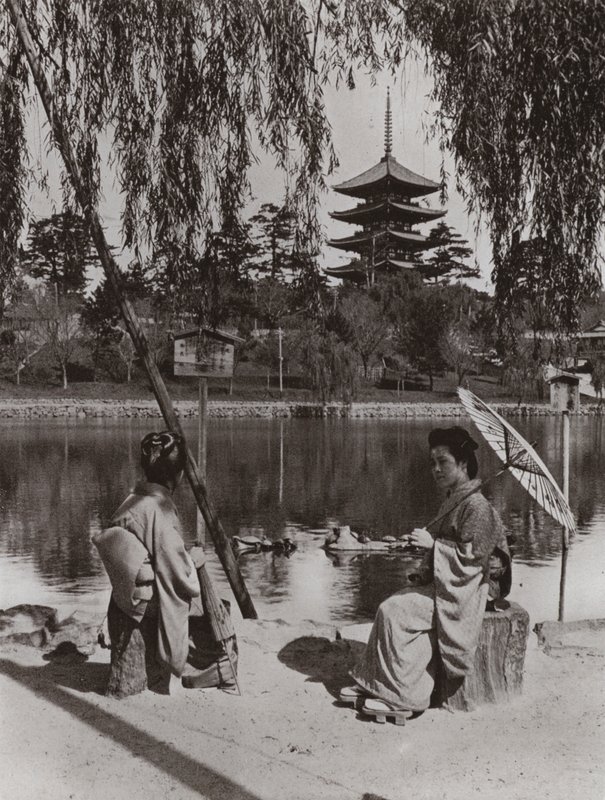 Die Kobukuji-Pagode (s/w Foto) von Herbert Ponting