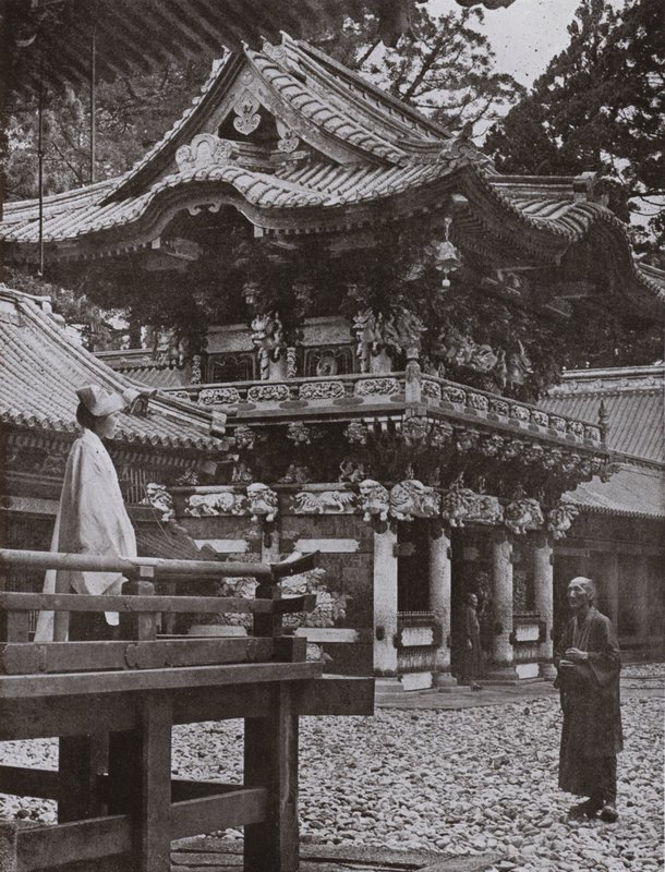 Das Yomei-Tor in Nikko (s/w Foto) von Herbert Ponting