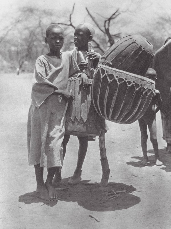 Afrika: Aulad Hamid Trommeln von Hugo Adolf Bernatzik