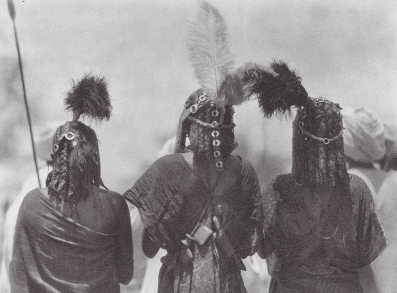 Afrika: Aulad Hamid Kopfschmuck von Hugo Adolf Bernatzik
