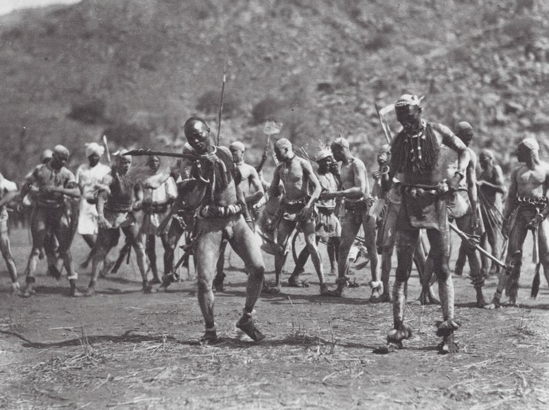 Afrika: Nuba-Rasseltanz von Hugo Adolf Bernatzik