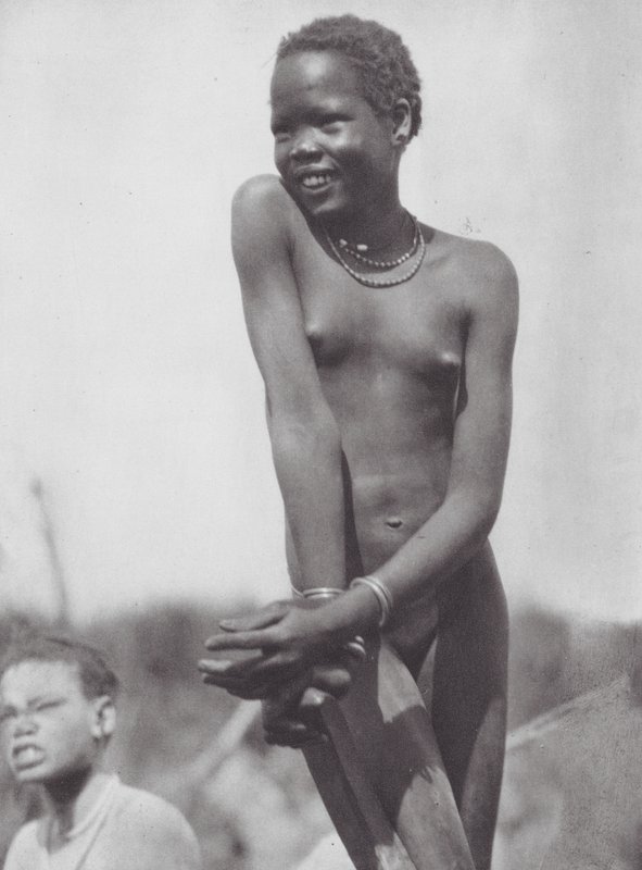 Afrika: Nuer-Mädchen von Hugo Adolf Bernatzik