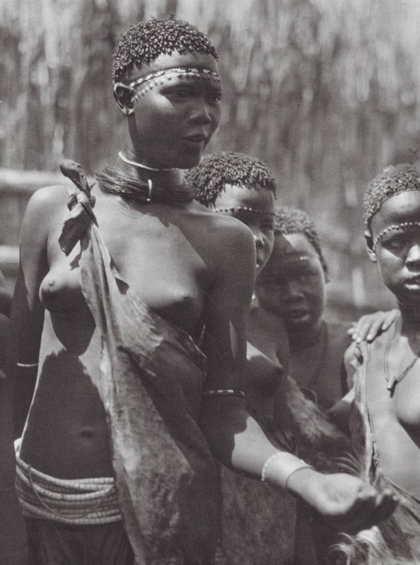 Afrika: Shilluk-Mädchen von Hugo Adolf Bernatzik