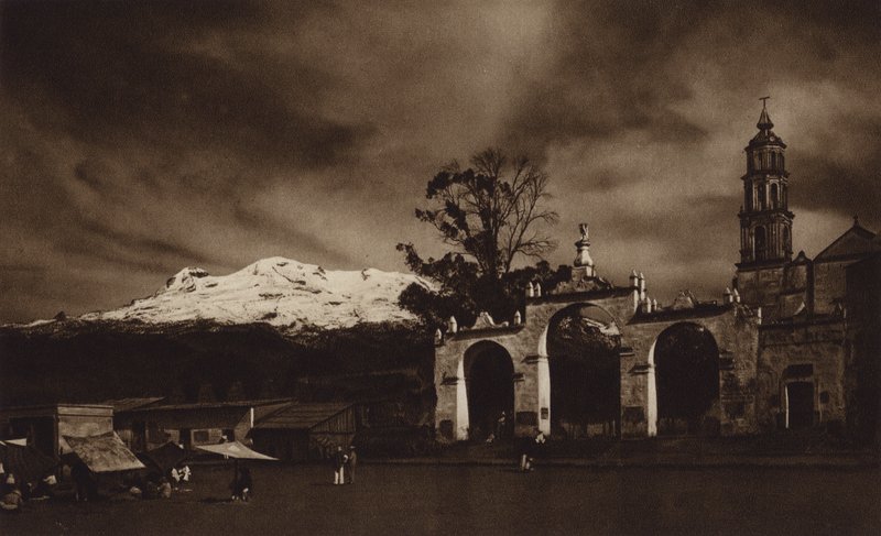 Mexiko: Iztaccihuatl, gesehen von Amecameca von Hugo Brehme