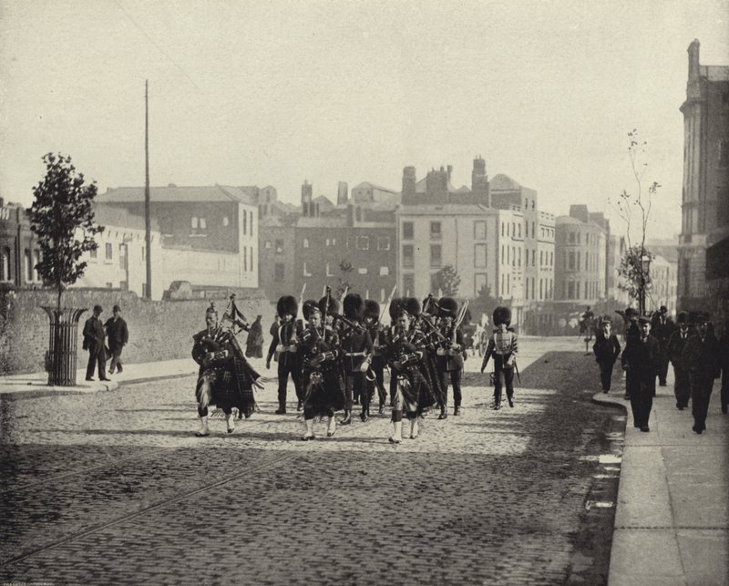 Die Scots Guards, Dublin (s/w Foto) von Irish Photographer