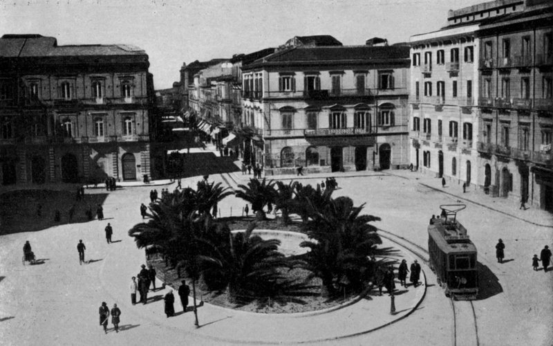 Taranto, Piazza Giordano Bruno von Italian Photographer