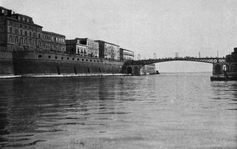 Taranto, Ponte girevole chiuso von Italian Photographer