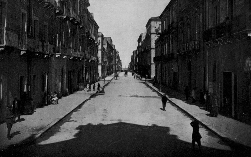Taranto, Via Anfiteatro (s/w Foto) von Italian Photographer