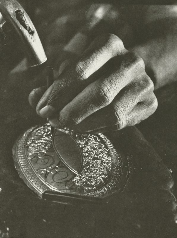 Kandyan-Handwerker bei der Arbeit von Lionel Wendt