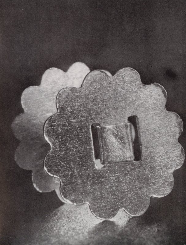 Zwei Heftklammern von Paul Henning