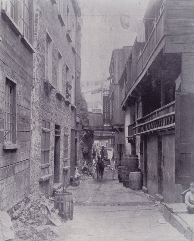 Kanada: Little Champlain Street, Quebec (s/w Foto) von Photographer Canadian