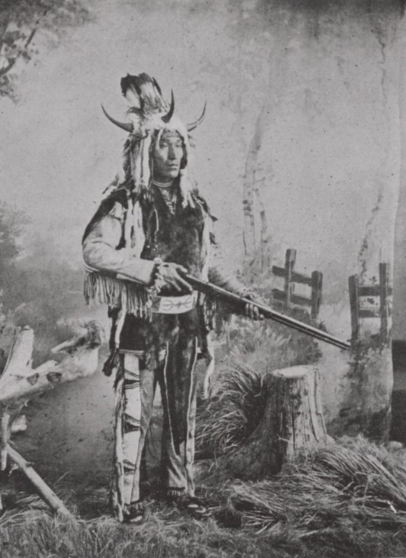 Stony Indian im Kriegskostüm von Photographer Canadian