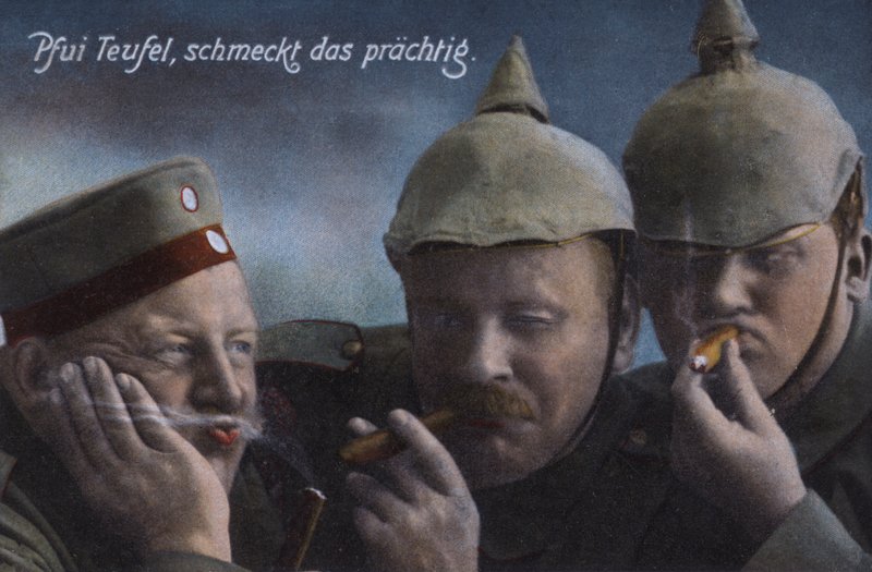 Deutsche Soldaten genießen Zigarren von Photographer German