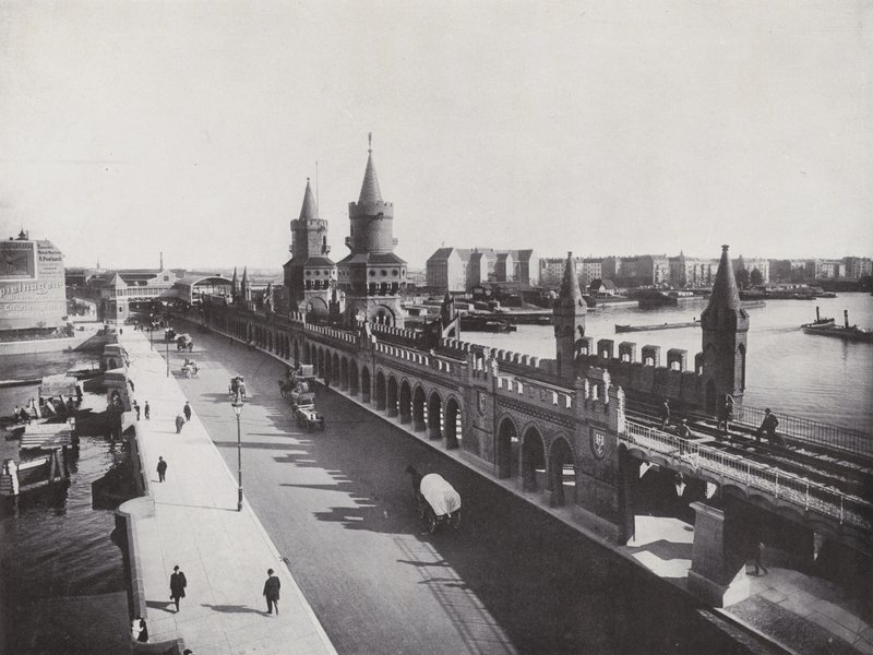 Oberbaumbrücke mit der Hochbahn von Photographer German