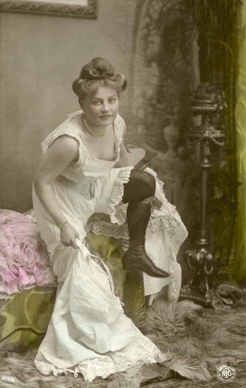 Sich ausziehendes Mädchen von Photographer German