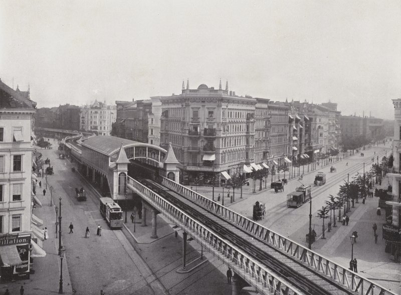 Wiener Straße mit Hochbahn-Bahnhof von Photographer German