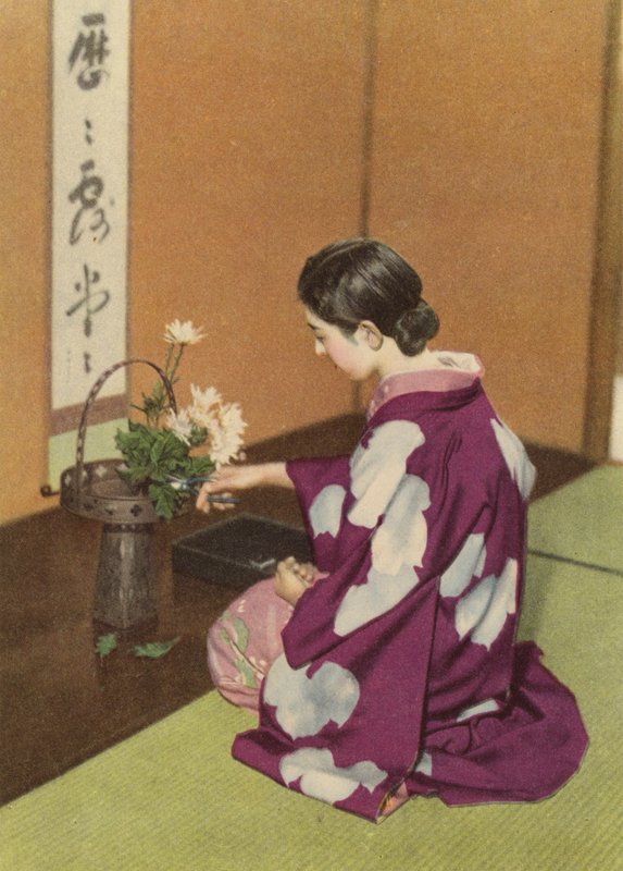 Mädchen erstellt ein Blumenarrangement von Photographer Japanese